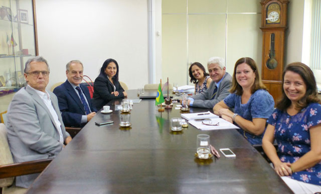 reunio com representantes estrangeiros